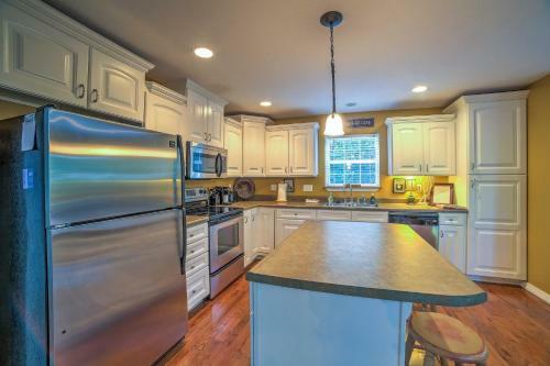 Lakefront Blue Eye Cottage With Hot Tub And Fire Pit!