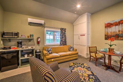 Downtown Branson Cottage With Pool Access!