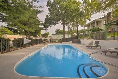 Downtown Branson Cottage With Pool Access!