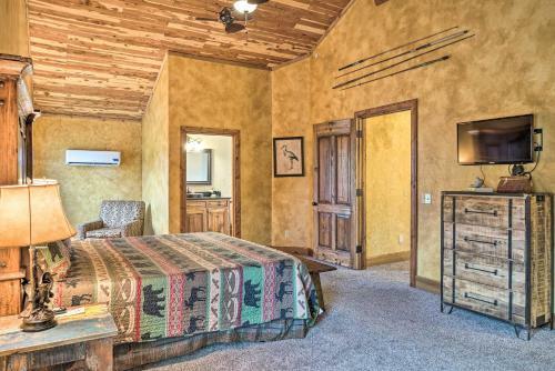 Large Lakeside Lodge With Dock And Private Hot Tub