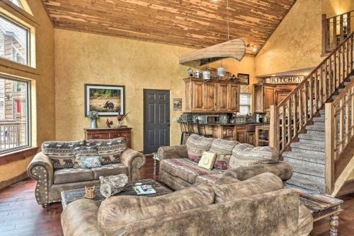 Large Lakeside Lodge With Dock And Private Hot Tub