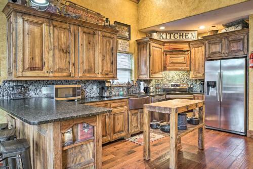 Large Lakeside Lodge With Dock And Private Hot Tub