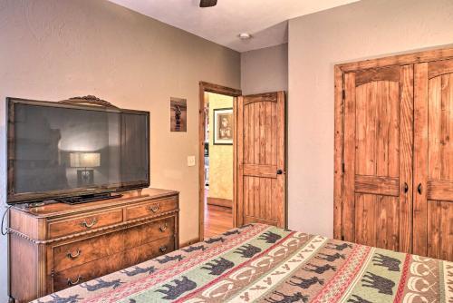 Large Lakeside Lodge With Dock And Private Hot Tub