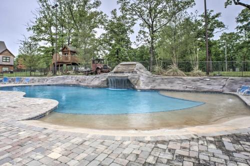 Large Lakeside Lodge With Dock And Private Hot Tub