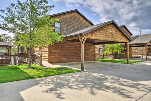 Large Lakeside Lodge With Dock And Private Hot Tub