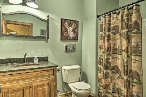 Large Lakeside Lodge With Dock And Private Hot Tub