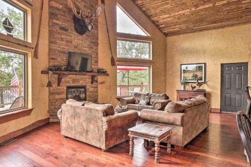 Large Lakeside Lodge With Dock And Private Hot Tub