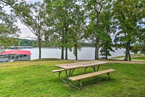 Large Lakeside Lodge With Dock And Private Hot Tub