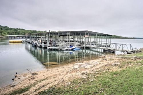 Large Lakeside Lodge With Dock And Private Hot Tub