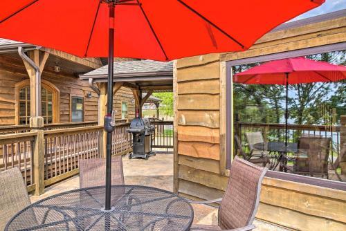 Large Lakeside Lodge With Dock And Private Hot Tub