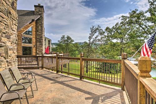 Large Lakeside Lodge With Dock And Private Hot Tub