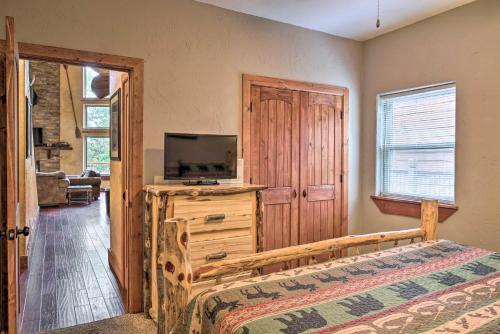 Large Lakeside Lodge With Dock And Private Hot Tub
