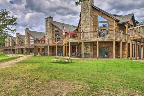 Large Lakeside Lodge With Dock And Private Hot Tub