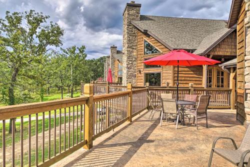 Large Lakeside Lodge With Dock And Private Hot Tub