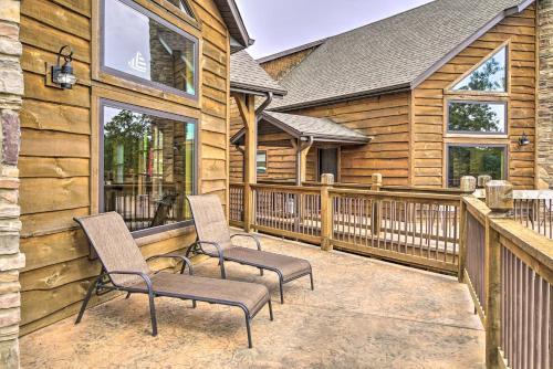 Large Lakeside Lodge With Dock And Private Hot Tub