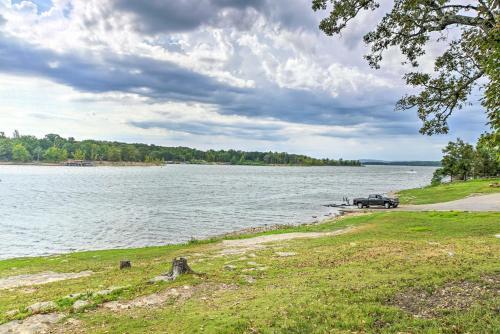 Large Lakeside Lodge With Dock And Private Hot Tub