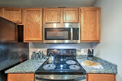 Apartamento Branson Condo With Views About 4 Mi To Silver Dollar!