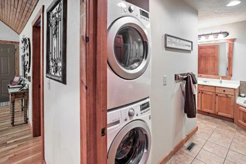 Cozy Branson West Cabin With Resort-style Amenities!