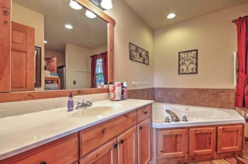 Branson Little Cedar Resort-style Cabin With Porch!