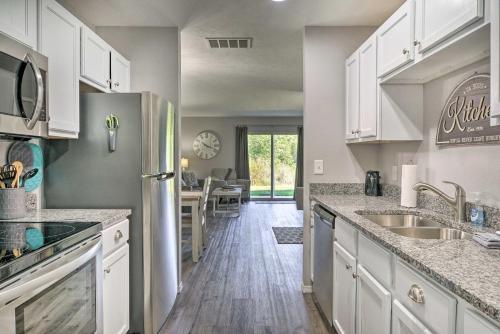 Apartamento Cozy Condo With Pool, 5 Mi To Table Rock Lake!