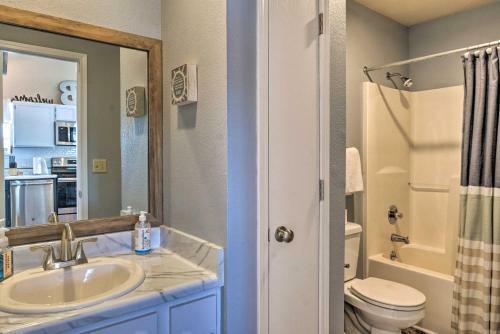 Apartamento Modern Retreat With Deck And Mtn Views Near Sdc!