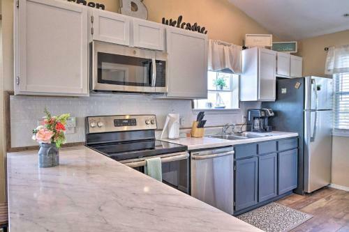 Apartamento Modern Retreat With Deck And Mtn Views Near Sdc!