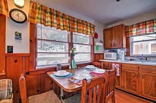 Cozy Camdenton Cottage With Deck And Boat Dock Access!