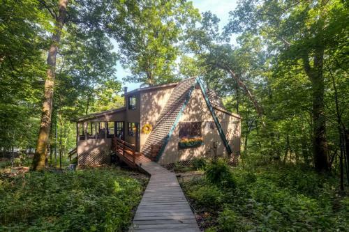 Quiet Lakefront Cottage With Dock And Resort Access!