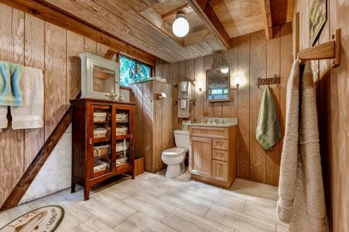 Quiet Lakefront Cottage With Dock And Resort Access!