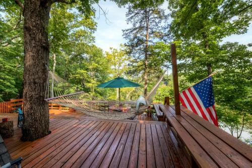 Quiet Lakefront Cottage With Dock And Resort Access!