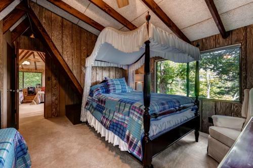 Quiet Lakefront Cottage With Dock And Resort Access!
