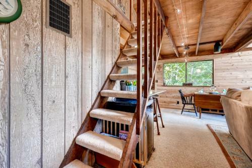 Quiet Lakefront Cottage With Dock And Resort Access!