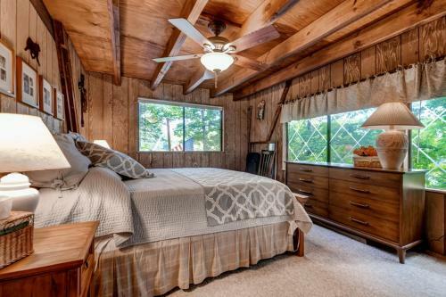 Quiet Lakefront Cottage With Dock And Resort Access!