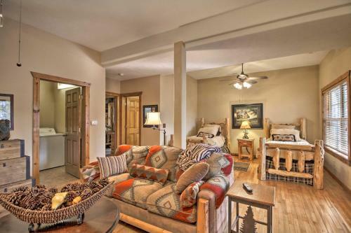 Home With 2 Decks - 10mins To Silver Dollar City