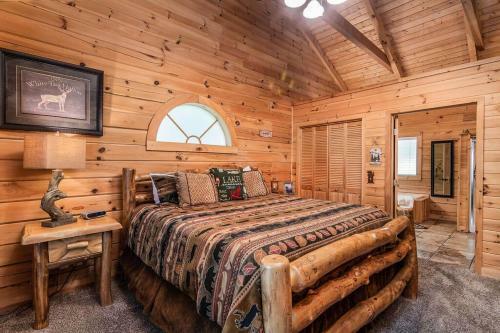 Premium Log Cabin Vacation Experience, Hottub,firepit, Woods Ozark Preserve
