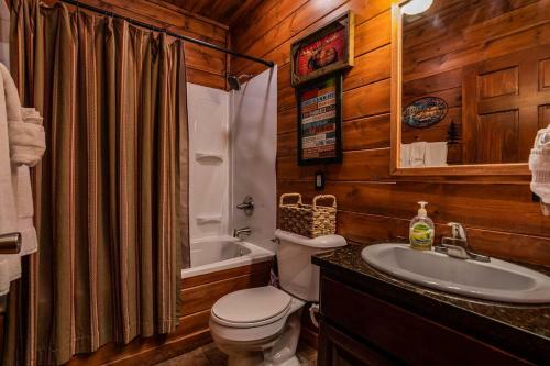 Base Camp Experience, Hottub, Jettedtubs, Grill, Great Location, Wifi