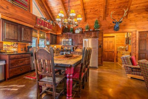 Base Camp Experience, Hottub, Jettedtubs, Grill, Great Location, Wifi
