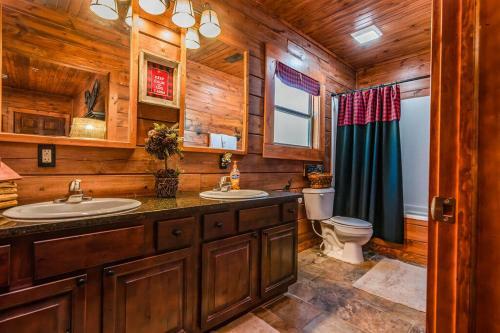 Base Camp Experience, Hottub, Jettedtubs, Grill, Great Location, Wifi