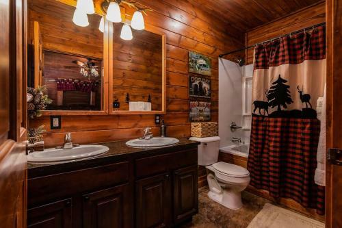 Base Camp Experience, Hottub, Jettedtubs, Grill, Great Location, Wifi