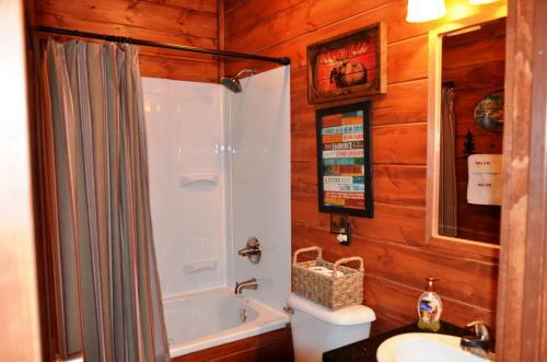 Base Camp Experience, Hottub, Jettedtubs, Grill, Great Location, Wifi