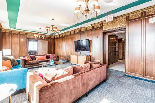 Spacious Condo With Great Sky Roof By Cozysuites