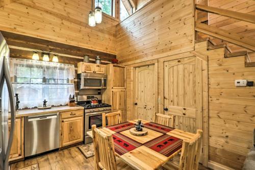 Reconnect With Nature At Timber Creek Cabin!
