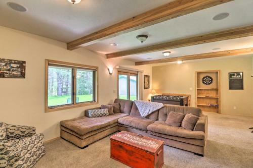 Scenic Forest Lodge Outside Glacier National Park!