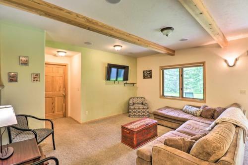 Scenic Forest Lodge Outside Glacier National Park!