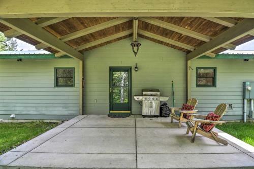 Scenic Forest Lodge Outside Glacier National Park!