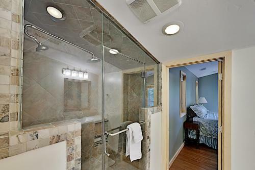 Immaculate Forest Home With Hot Tub - No Pets Home