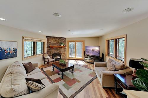 Immaculate Forest Home With Hot Tub - No Pets Home