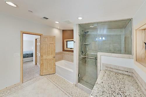 Immaculate Forest Home With Hot Tub - No Pets Home