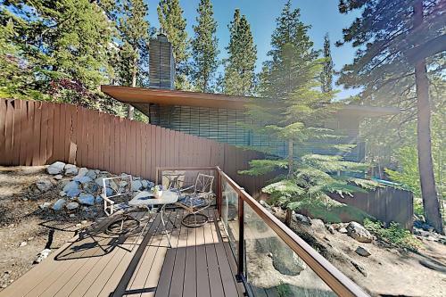 Immaculate Forest Home With Hot Tub - No Pets Home