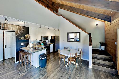Apartamento Mountain & Lake-view Hideaway With Alfresco Dining Duplex
